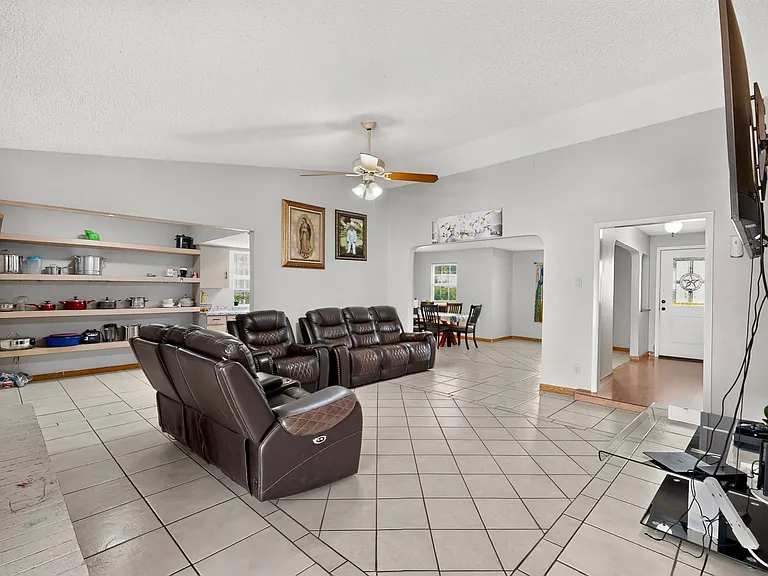 1514 Douglas Dr — Photo 11