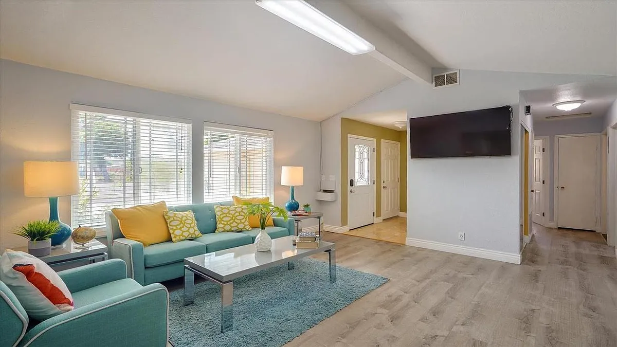 Living room - 4122 Senter Rd