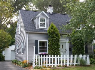 391 Oakmoor Rd, Bay Village, OH 44140