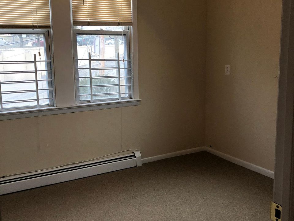 1st bedroom, new carpet 