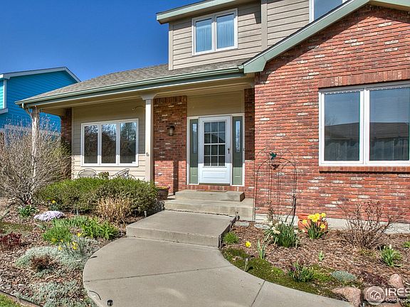 Gorgeous Landscaping! Color all Year Round