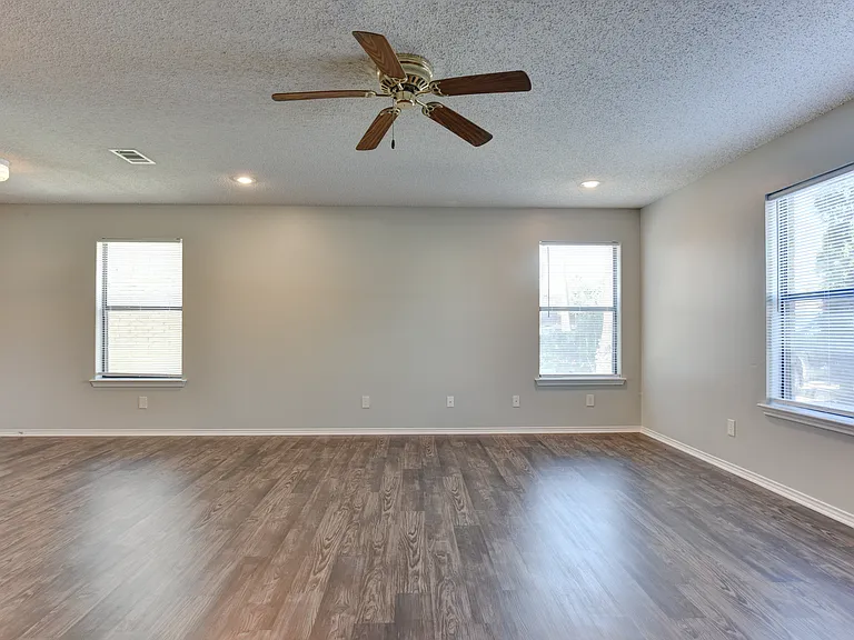 McIntyre Apartments — Photo 7