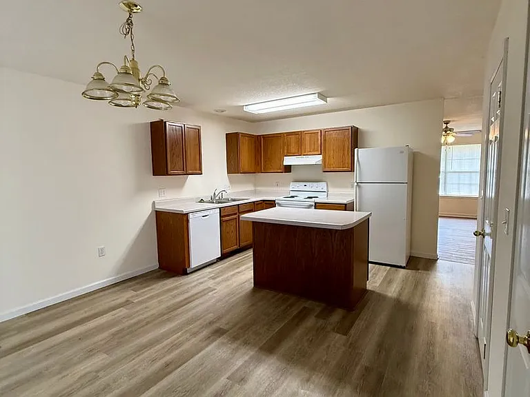 608-610 Curtis Dr — Photo 6