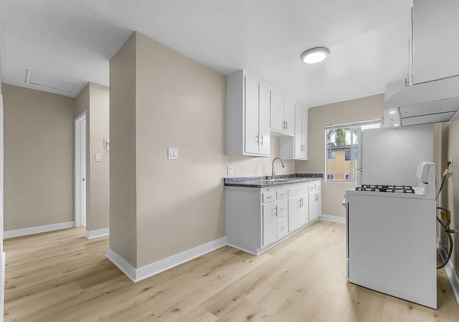 Beautiful Inglewood Apartment! — Photo 3