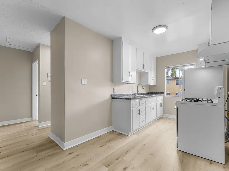 531 W Hyde Park Blvd #9 — Photo 3