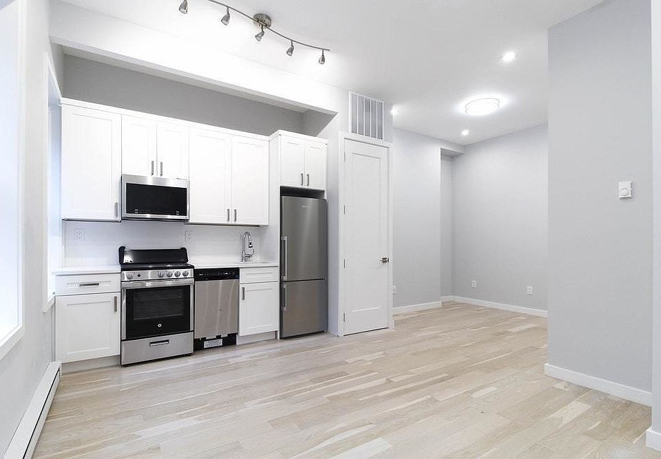 1st image of 165 E 71st St #400