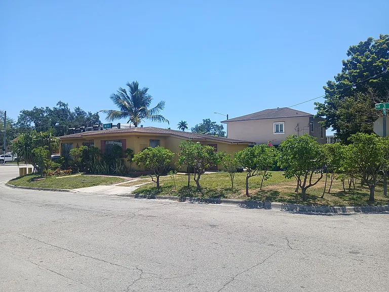 1702 NW 5th St — Photo 4