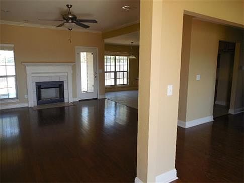 3rd image of 3415 Linda Ln