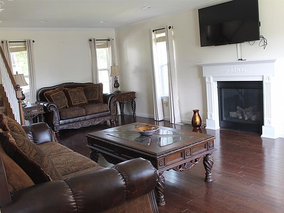 5th image of 7010 Glen Oak Dr