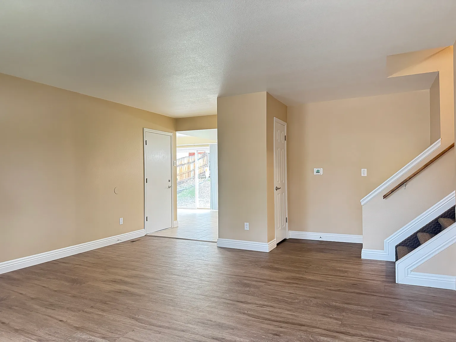 4 bed, 2044 sqft, $2,500 — Photo 2