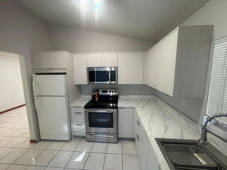19642 NW 59th Pl — Photo 3