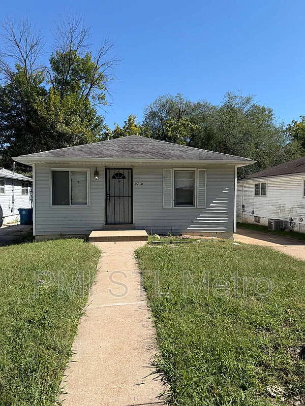 3 bed, 1.0 bath, 864 sqft, $1,275 — Photo 1