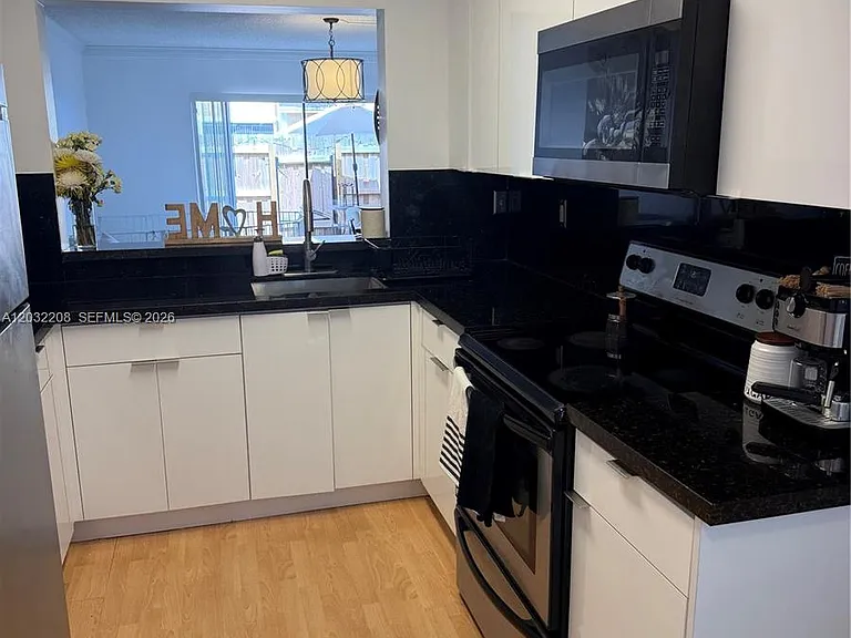 9495 Palm Cir N #9495 — Photo 1