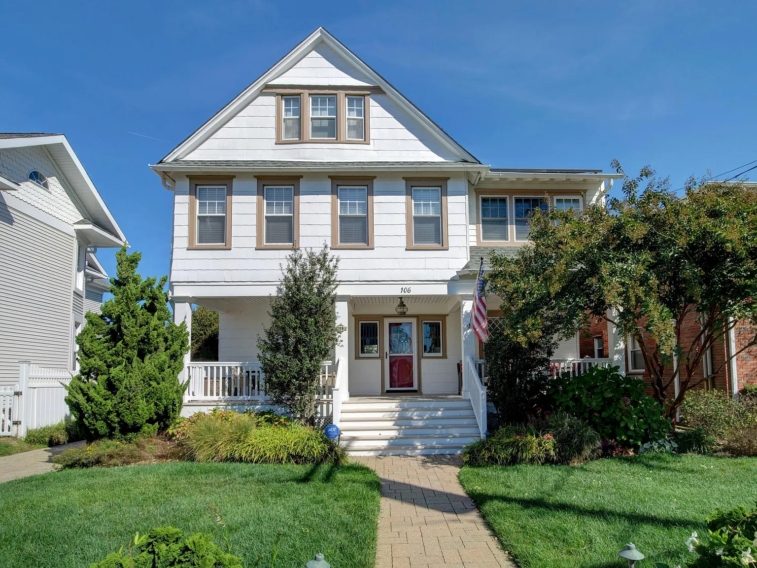 106 10th Ave — Photo 3