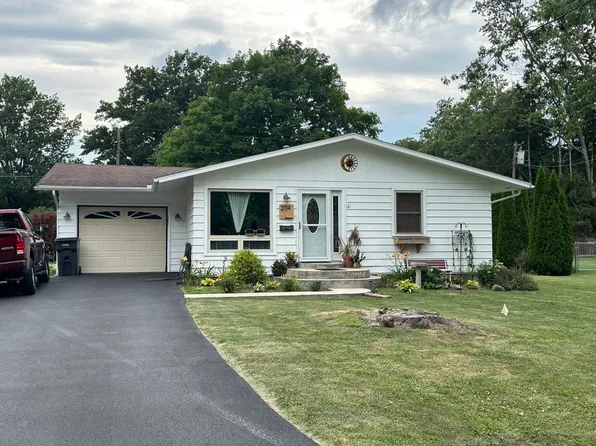 204 Matteson Dr, Villa Grove, IL 61956