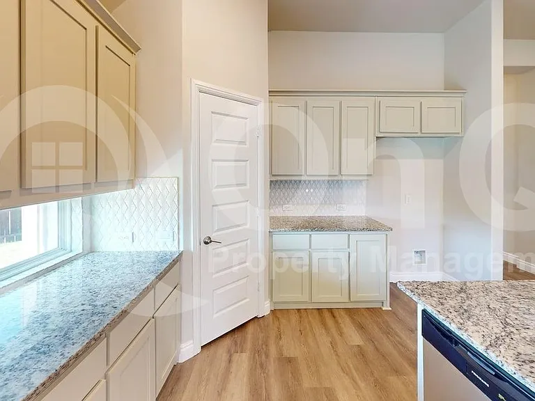 204 Rosewood Dr — Photo 5