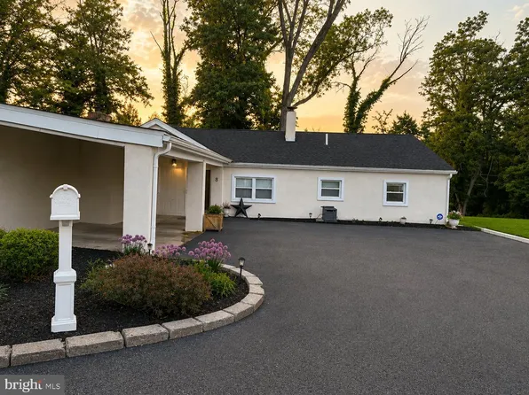 8 Lakeside Dr, Medford, NJ 08055