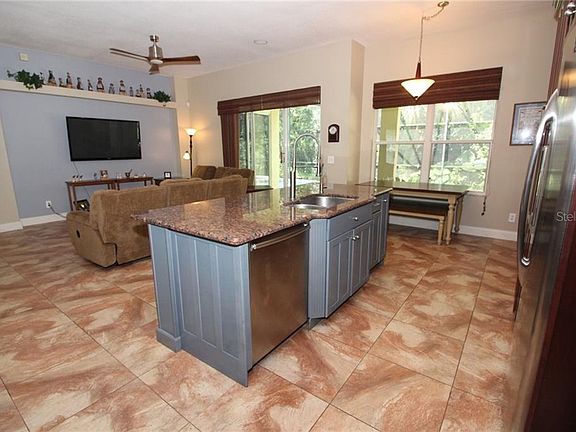 4th image of 1045 Twin Oaks Cir