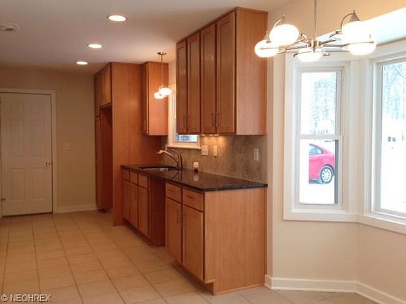 5th image of 1048 Oakview Dr