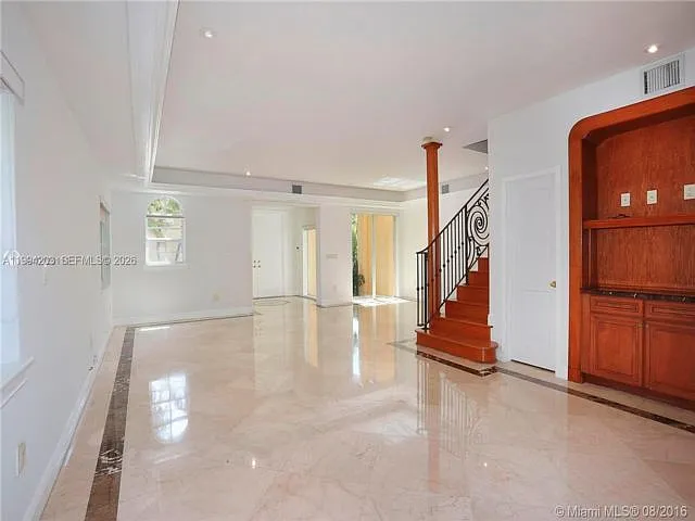 592 Fernwood Rd — Photo 9