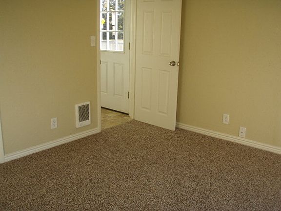 4th image of 494 E 16th St