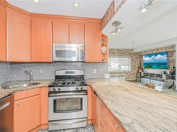 4766 Bedford Avenue image 9 of 29