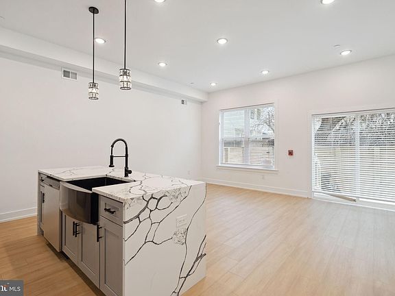 5th image of 129 E Cumberland St Unit 2