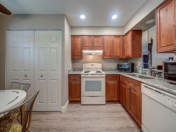 3rd image of 370 NW 76th Avenue #202