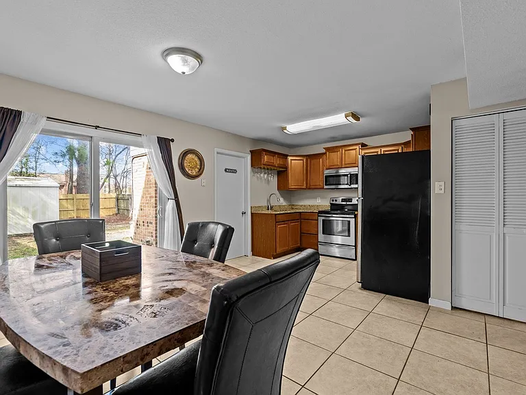 1221 Clydesdale Ln — Photo 6