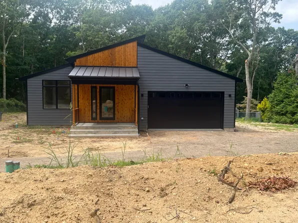 17 Bittersweet Ave, Hampton Bays, NY 11946