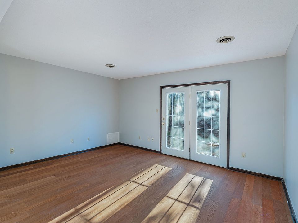 1st image of 354 Indian Hills Cir APT 4