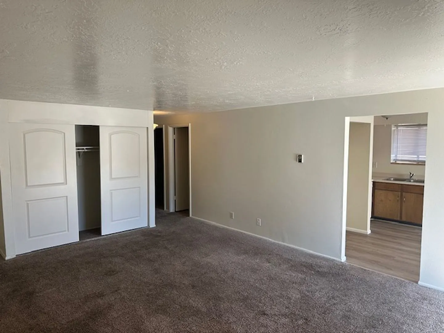 Yokshire Condos — Photo 3