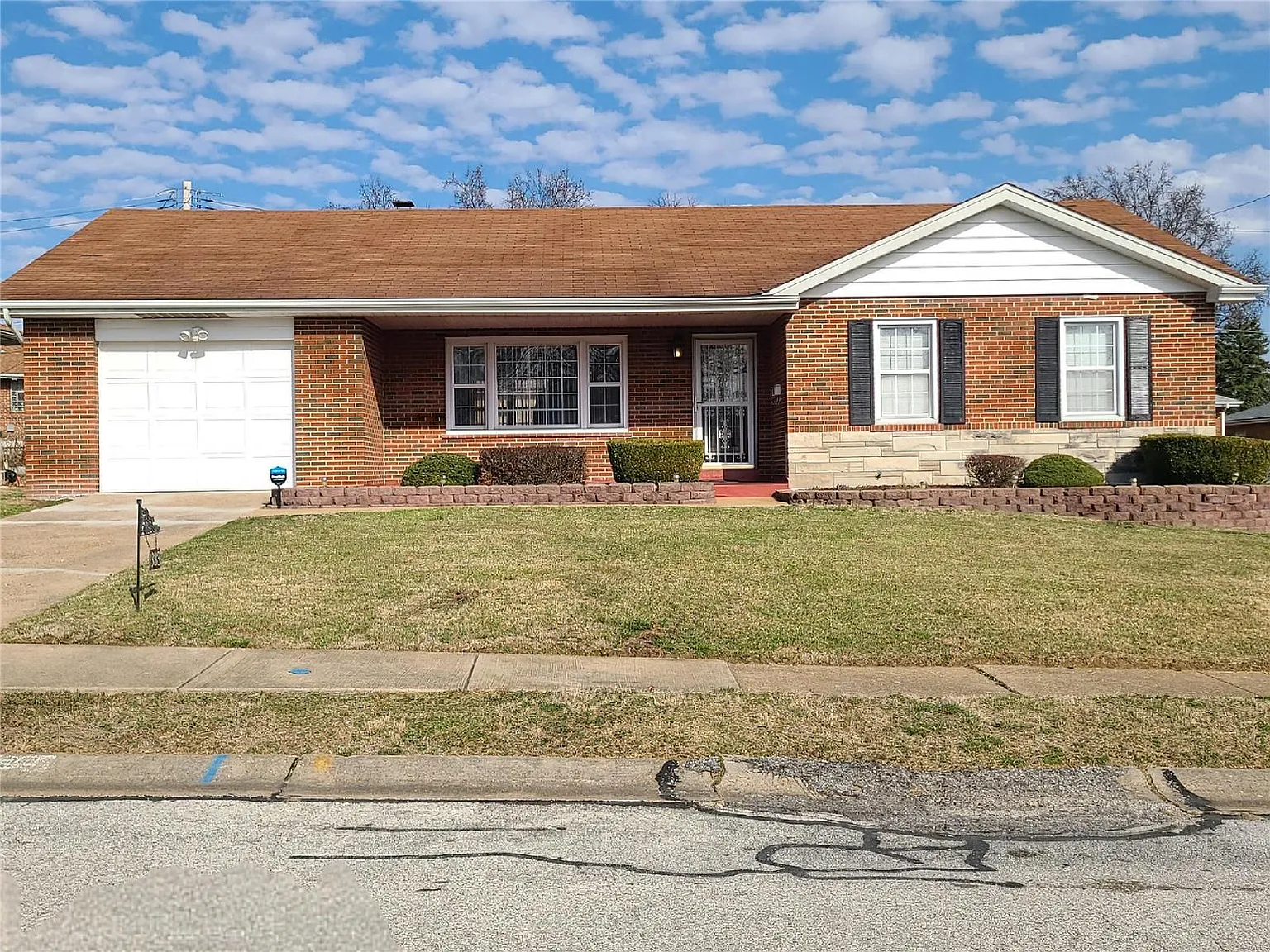 2333 Vanice Ave photo 1