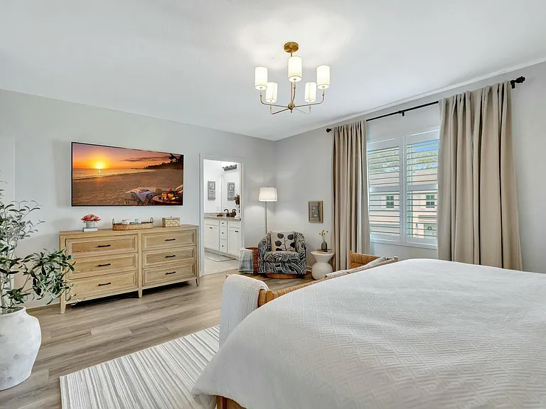 601 NE Waters Edge Ln — Photo 31