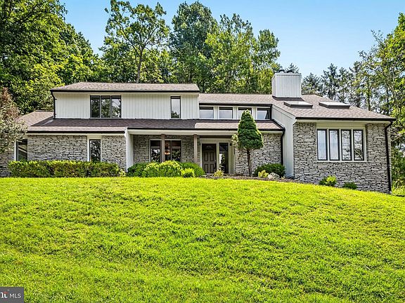 5th image of 2318 Shaded Brook Dr