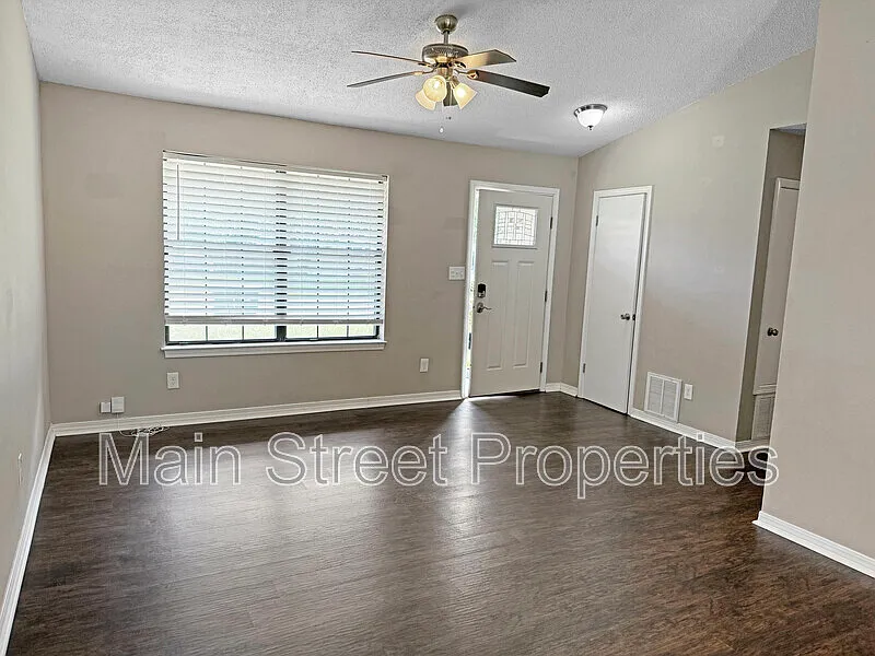 4 bed, 2.0 bath, 1729 sqft, $1,895 — Photo 3