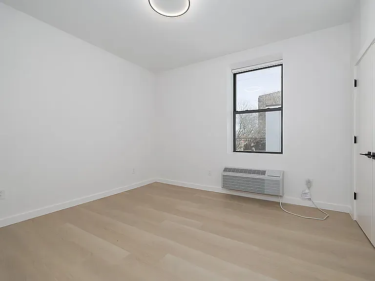 Oasis Apartments — Photo 16