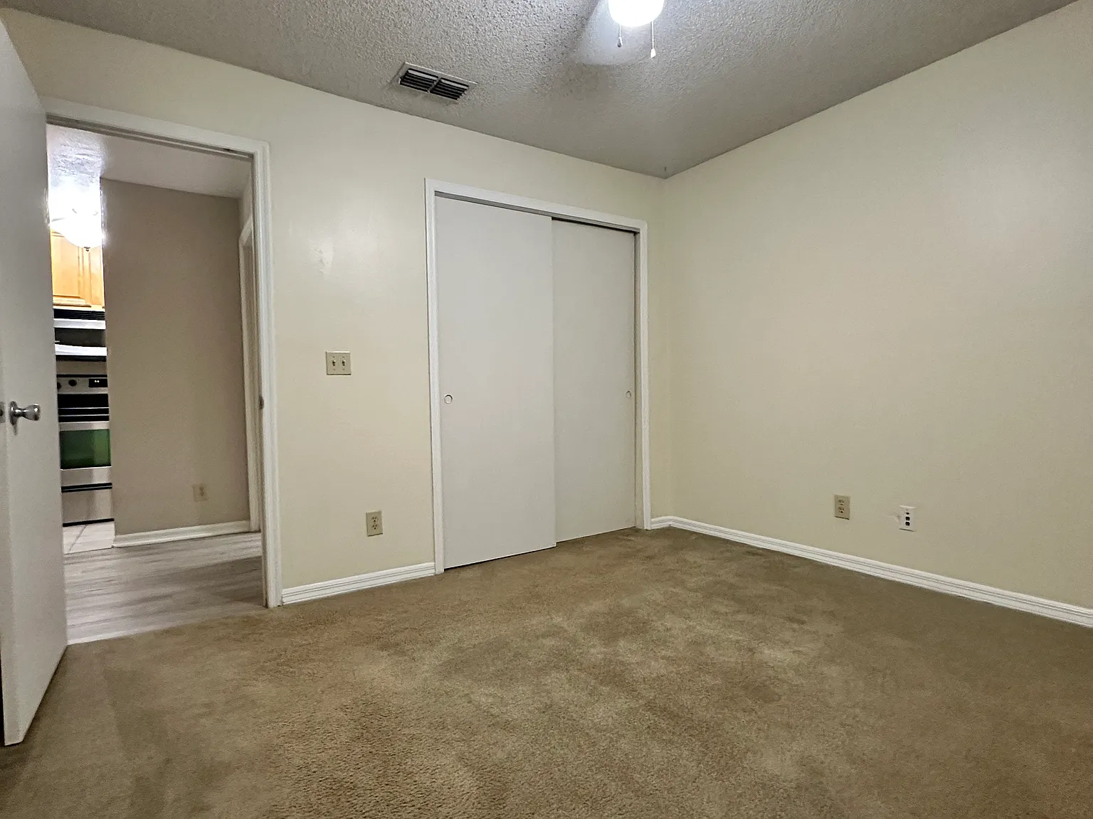 1 bed, 1037 sqft, $1,350 — Photo 4