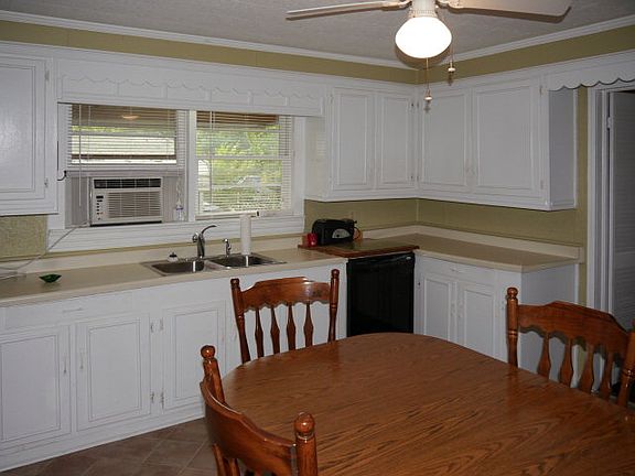 5th image of 477 N Woodlawn Dr