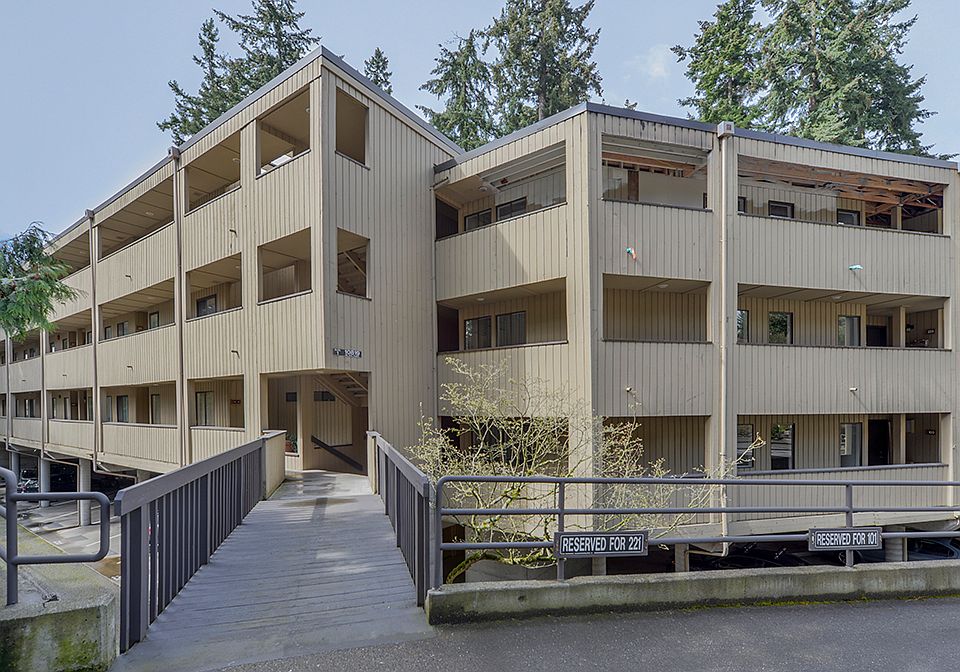 1st image of 10819 NE 37th Pl APT 109