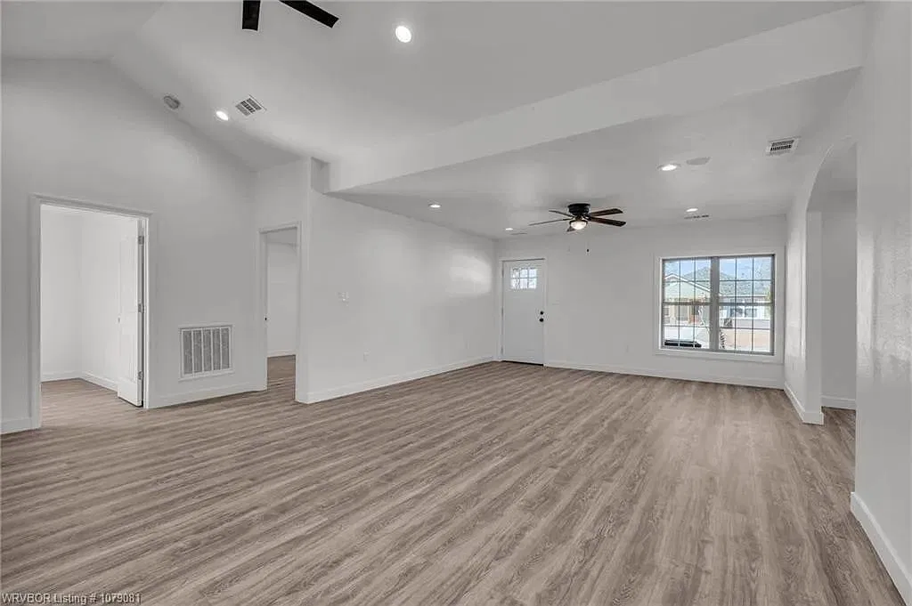 3 bed, 2.0 bath, 1120 sqft, $1,400 — Photo 3