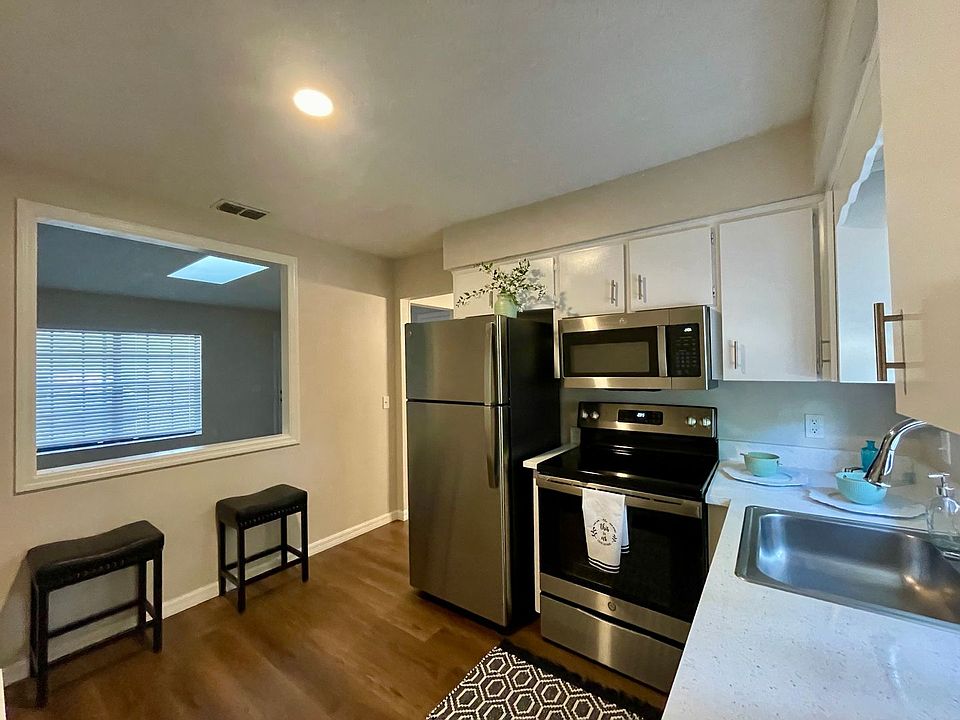 1st image of 117 E Myrtle St #117