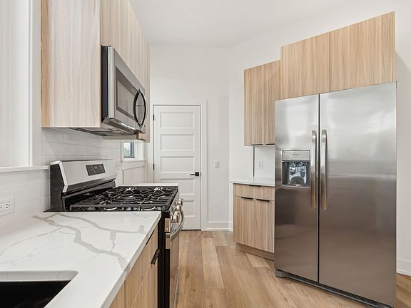 5th image of 136-40 E Cumberland St #3