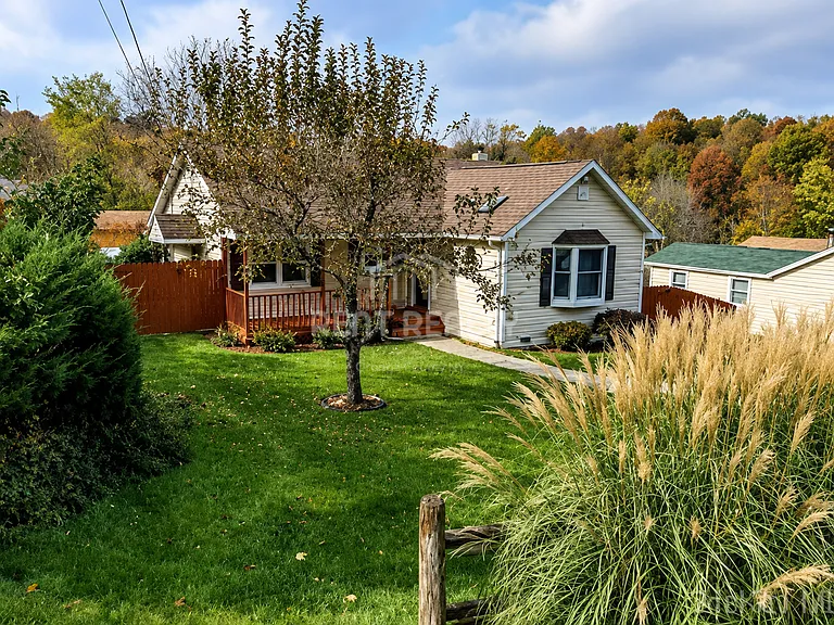10 Orchard Lake Dr — Photo 2