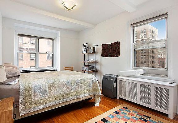 5th image of 304 W 75th St APT 10B