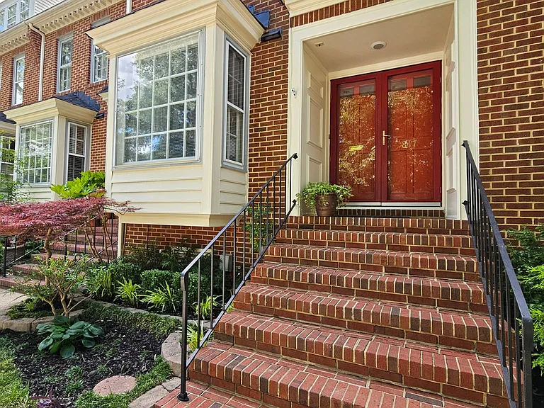 817 Botetourt Gdns — Photo 1