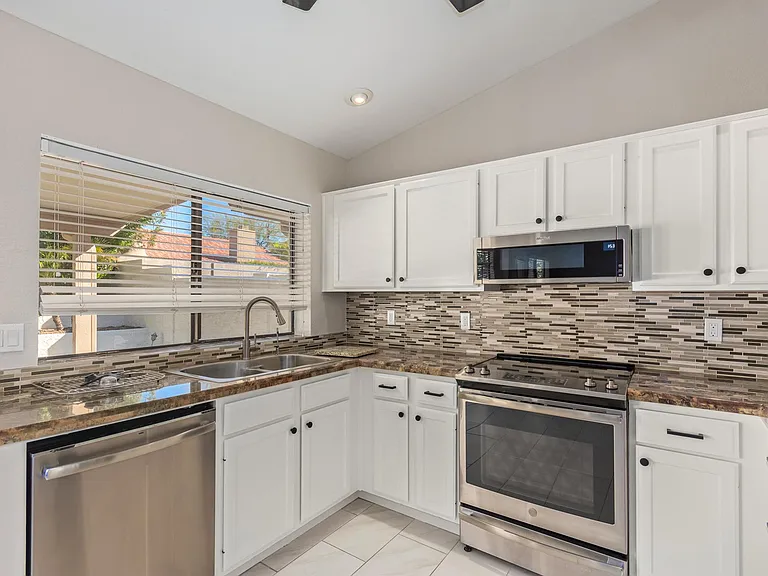 9138 E Davenport Dr — Photo 7