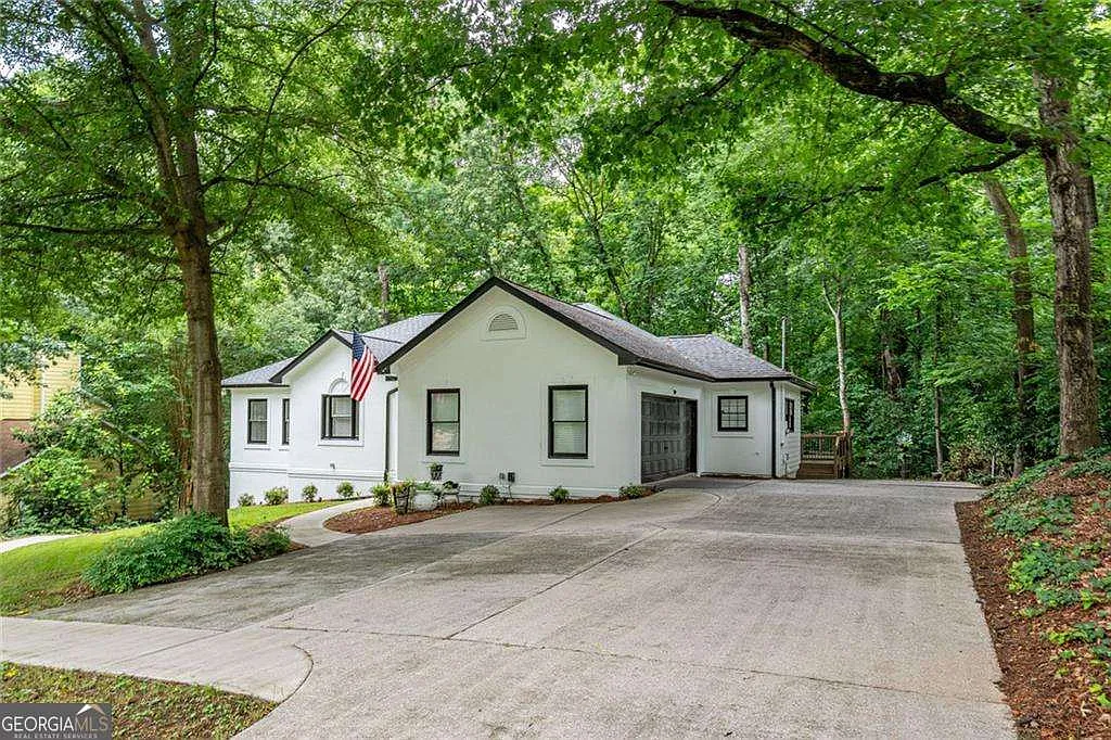 4 bed, 2.5 bath, 2010 sqft, $4,300 — Photo 2