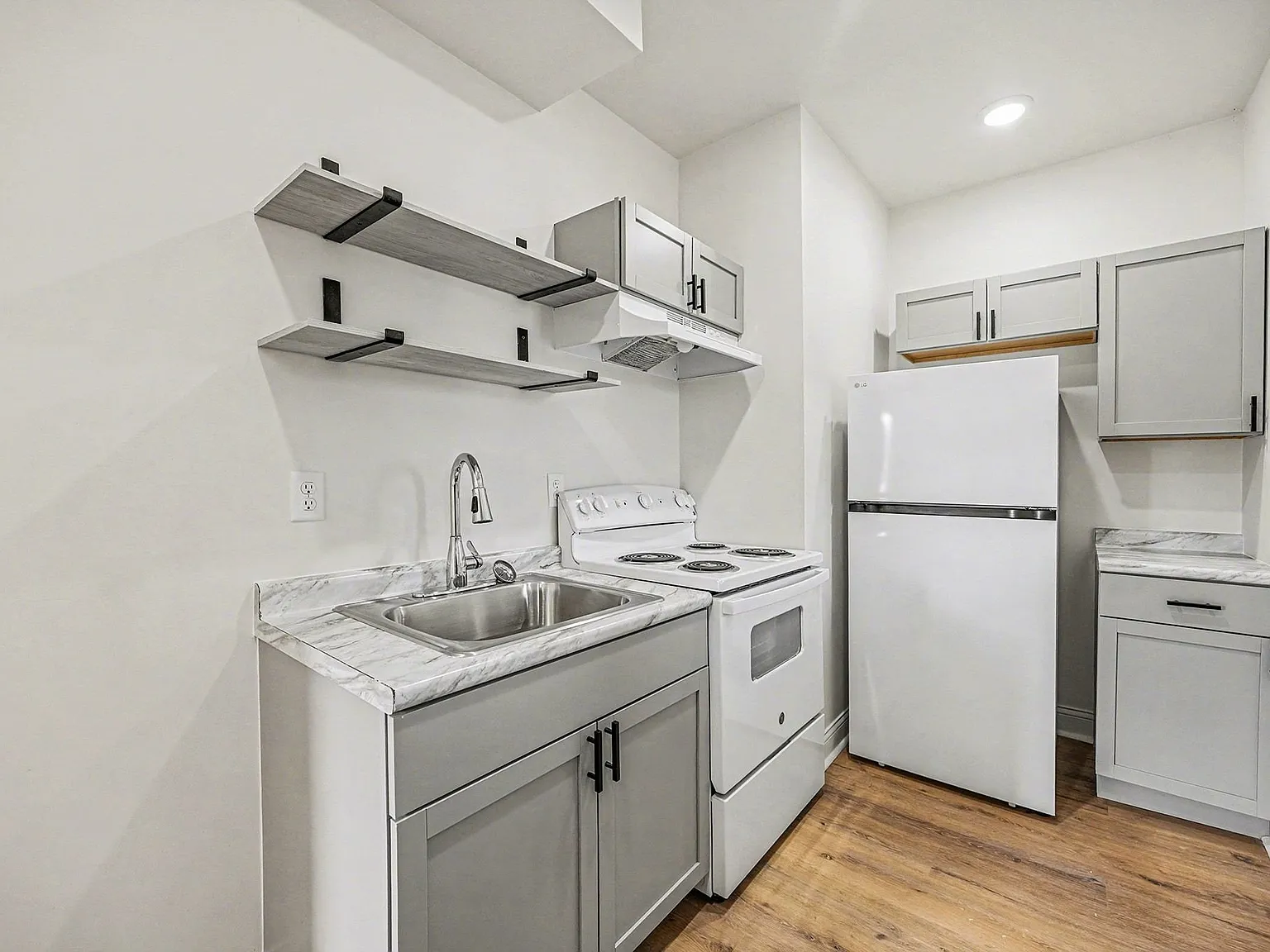 Studio, $795 — Photo 2
