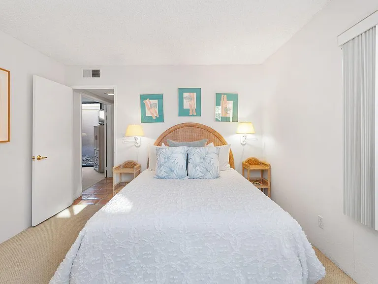 219 Las Lomas — Photo 3
